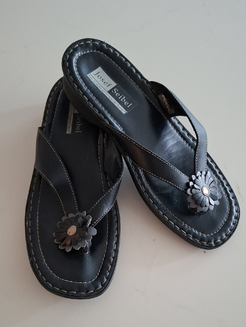 Josef Seibel Black Leather Floral Accent Y2K-esque Thongs (EU 38; US 7.5-8)